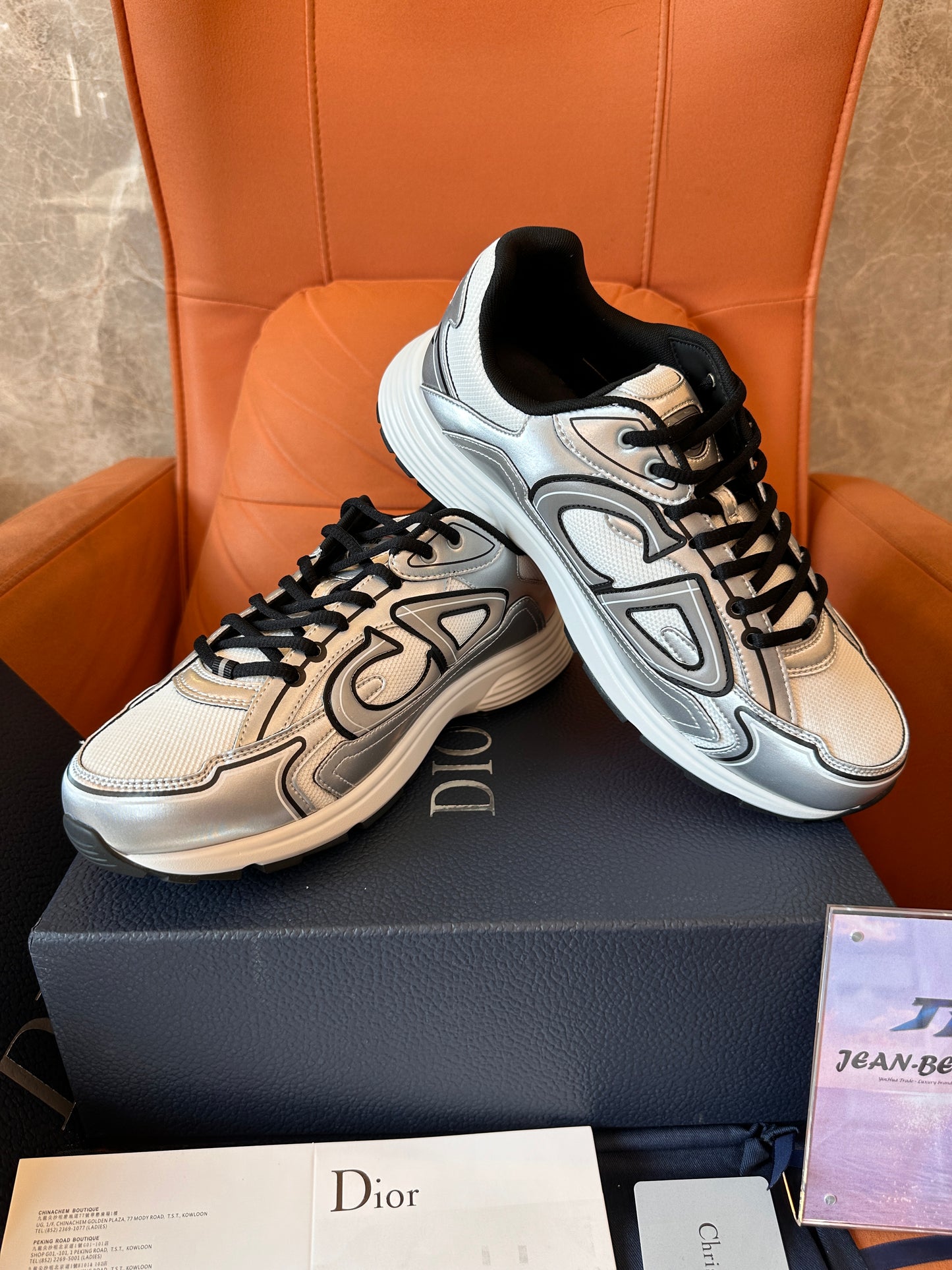 Tênis Dior B30 prata metálico com logotipo do CD