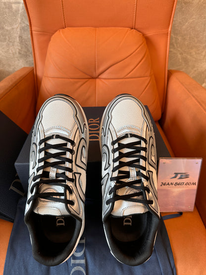 Tênis Dior B30 prata metálico com logotipo do CD