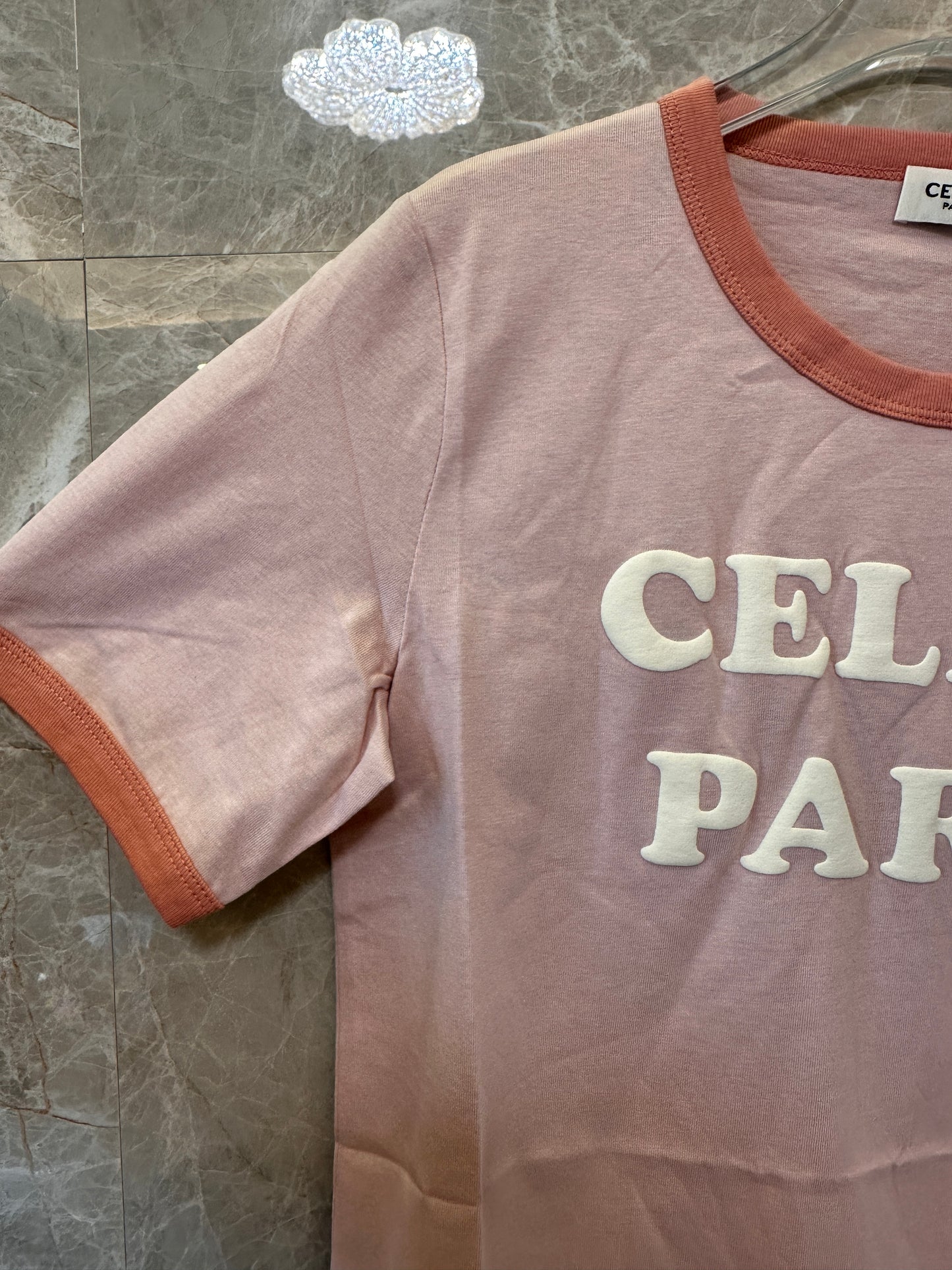 T-shirt Celine Paris de Inspiração Vintage - Cor-de-rosa