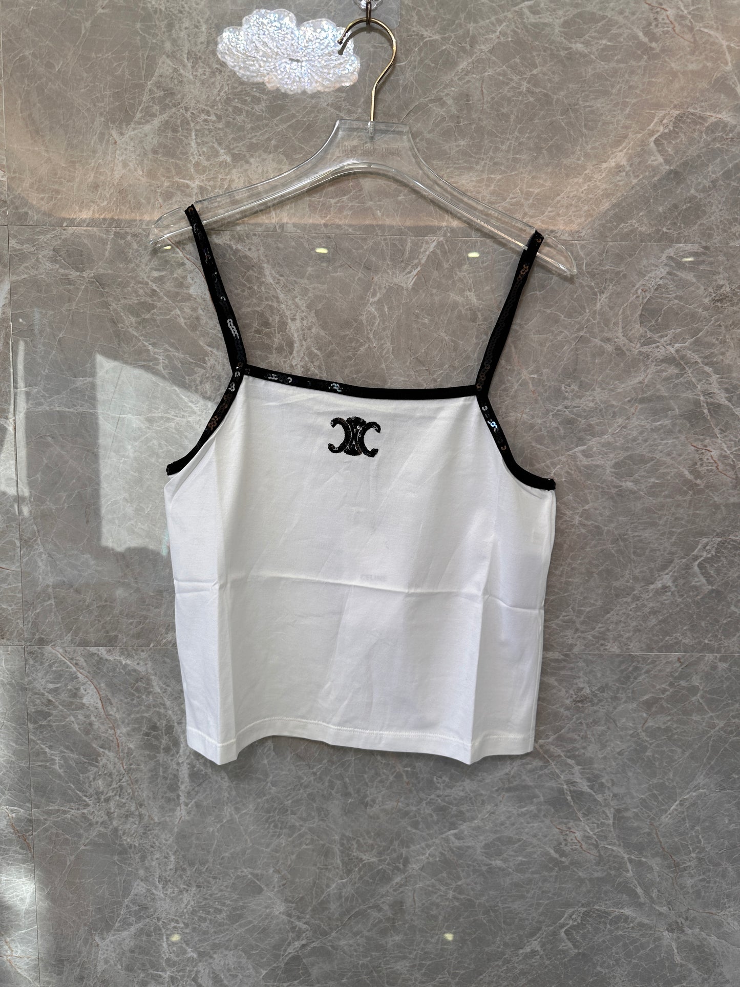 Camisola blanca de Celine Paris con ribete de lentejuelas negras