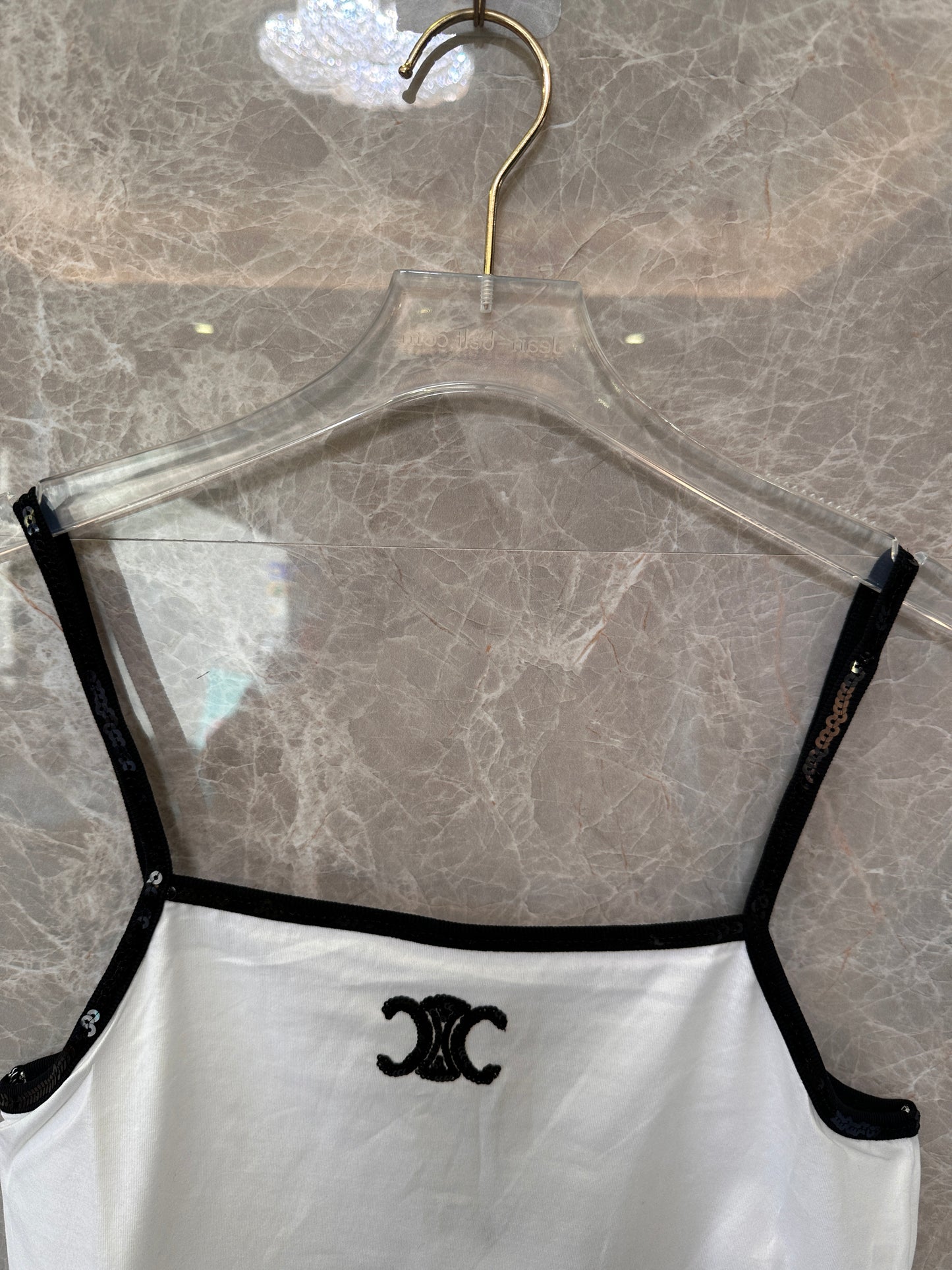 Camisola blanca de Celine Paris con ribete de lentejuelas negras