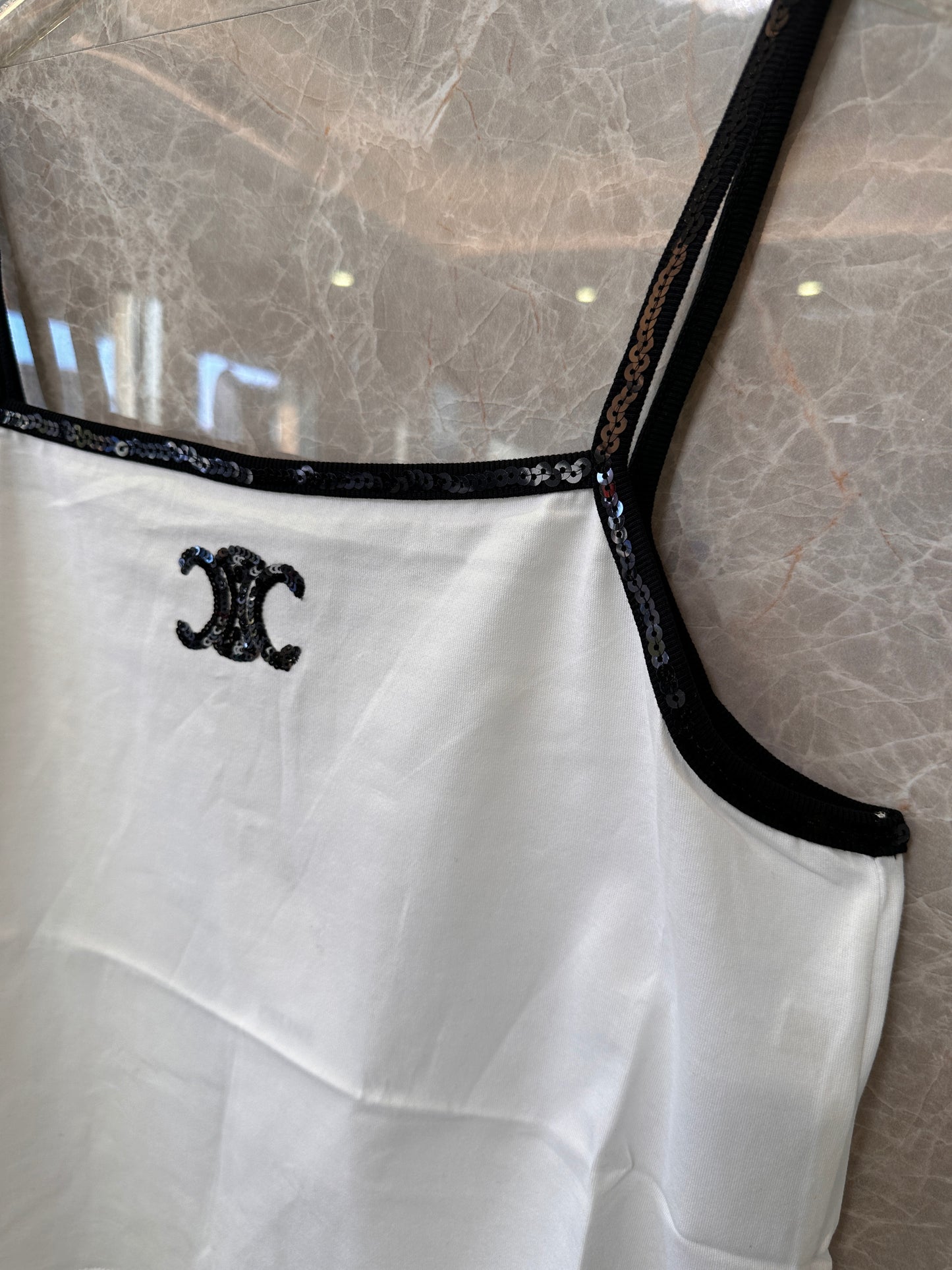 Camisola blanca de Celine Paris con ribete de lentejuelas negras