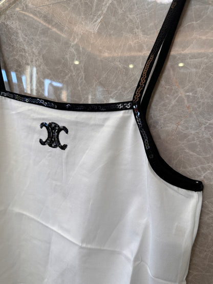 Camisola blanca de Celine Paris con ribete de lentejuelas negras