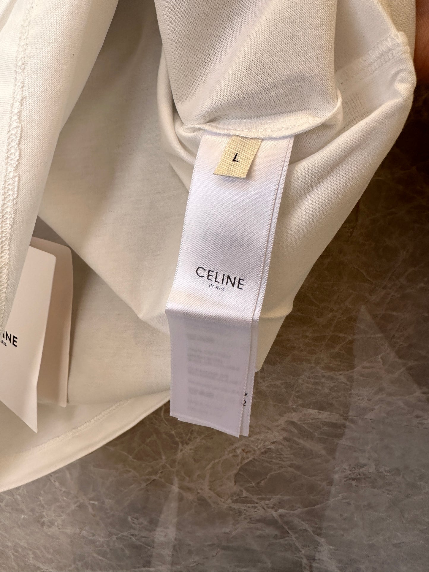 Camisola blanca de Celine Paris con ribete de lentejuelas negras