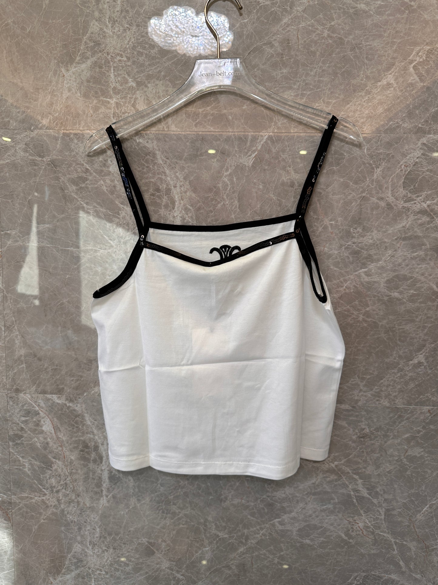 Camisola blanca de Celine Paris con ribete de lentejuelas negras