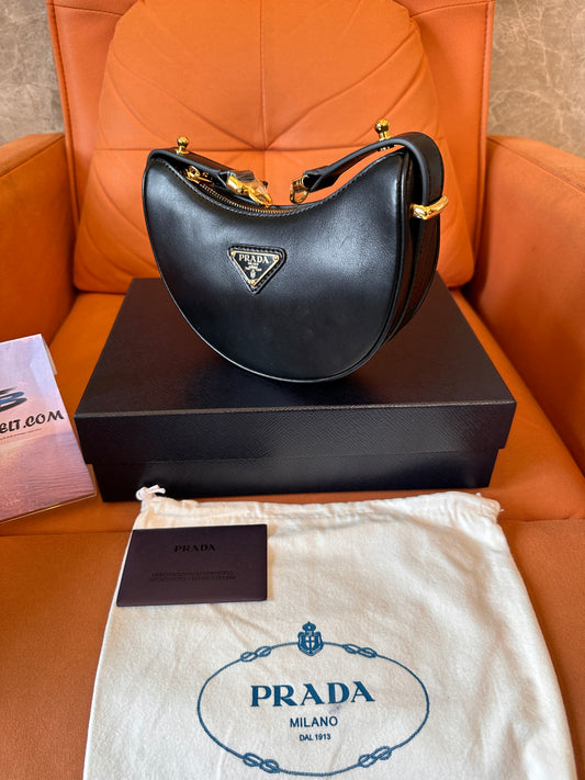 Bolso de hombro Prada de piel con forma de luna – negro