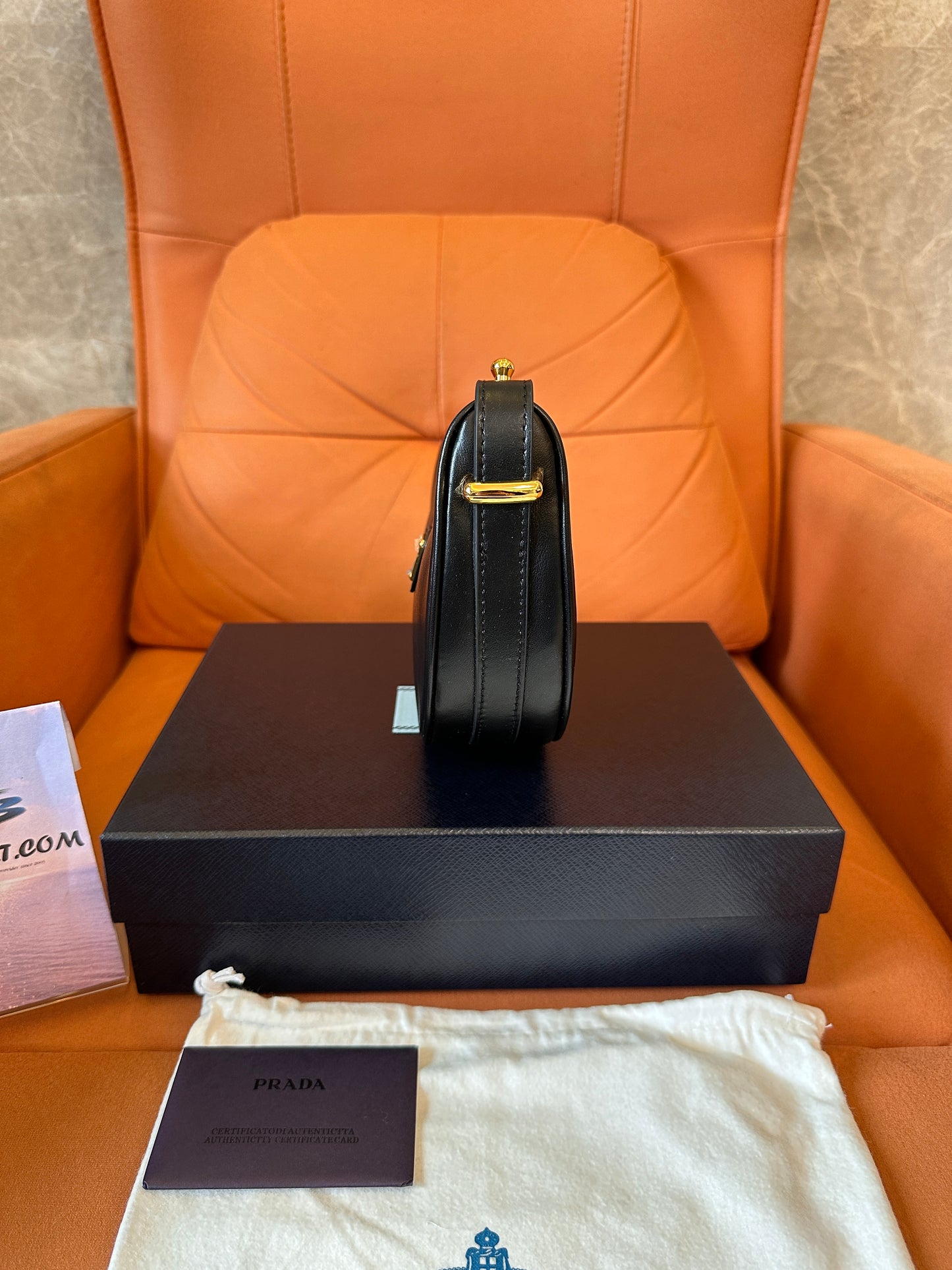 Bolsa de ombro de couro Prada em formato de lua – preta