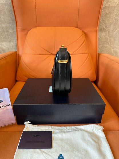 Bolsa de ombro de couro Prada em formato de lua – preta