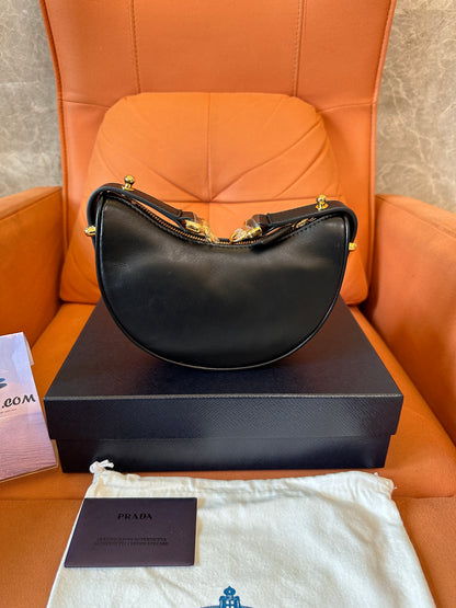 Bolsa de ombro de couro Prada em formato de lua – preta