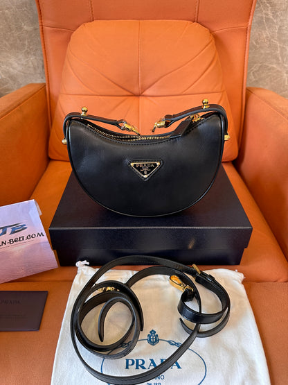 Bolsa de ombro de couro Prada em formato de lua – preta
