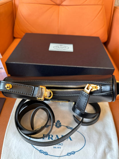 Bolsa de ombro de couro Prada em formato de lua – preta