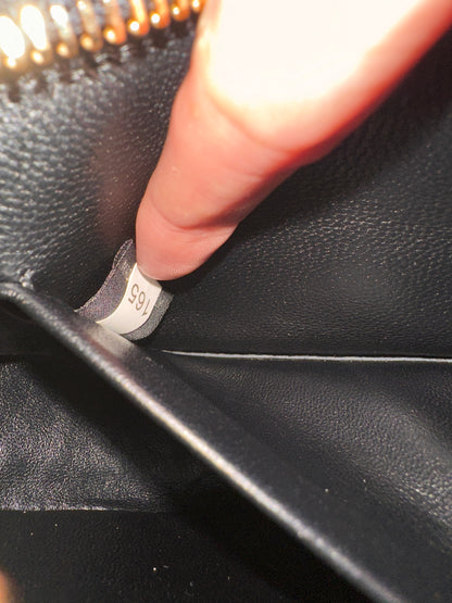 Bolsa de ombro de couro Prada em formato de lua – preta