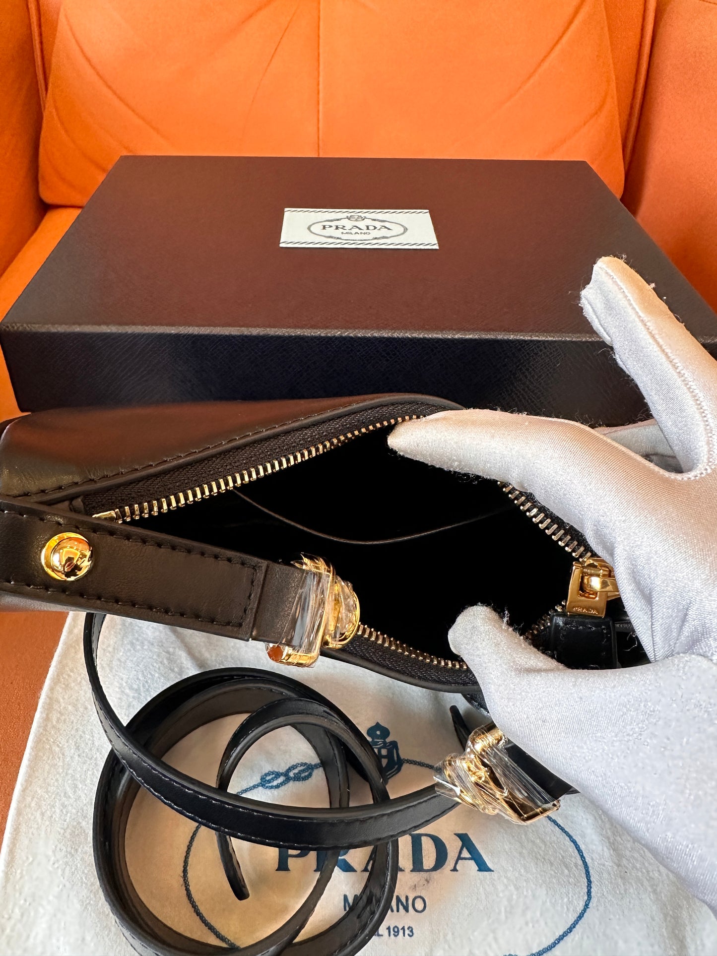 Bolsa de ombro de couro Prada em formato de lua – preta