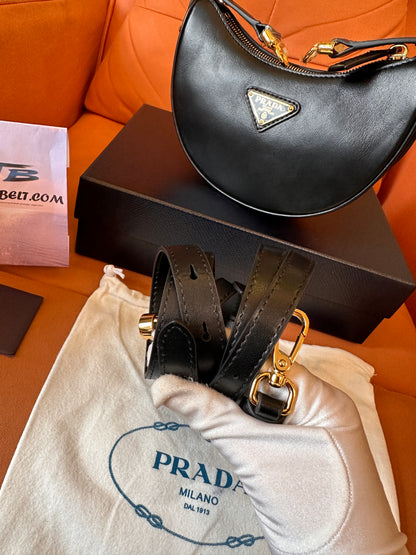 Bolsa de ombro de couro Prada em formato de lua – preta