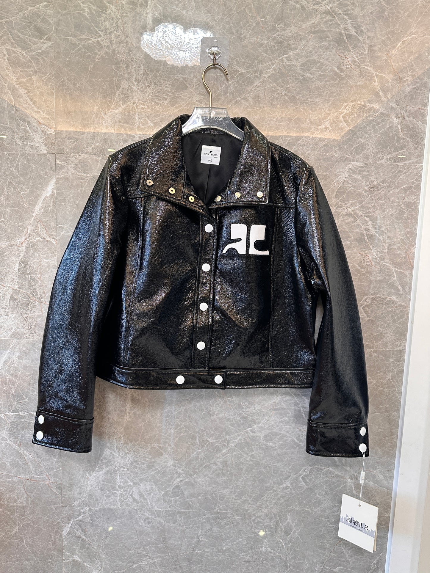Chaqueta de charol negro de Courrèges: la emblemática chaqueta de moto brillante
