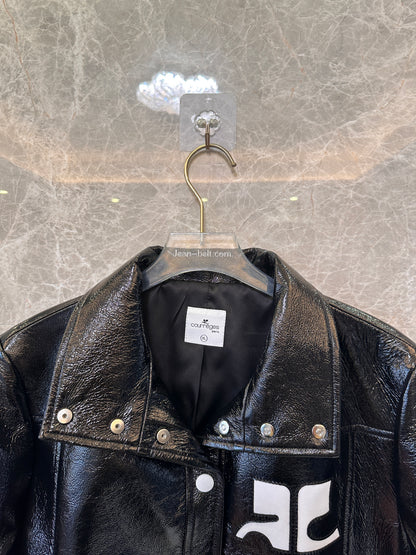 Chaqueta de charol negro de Courrèges: la emblemática chaqueta de moto brillante