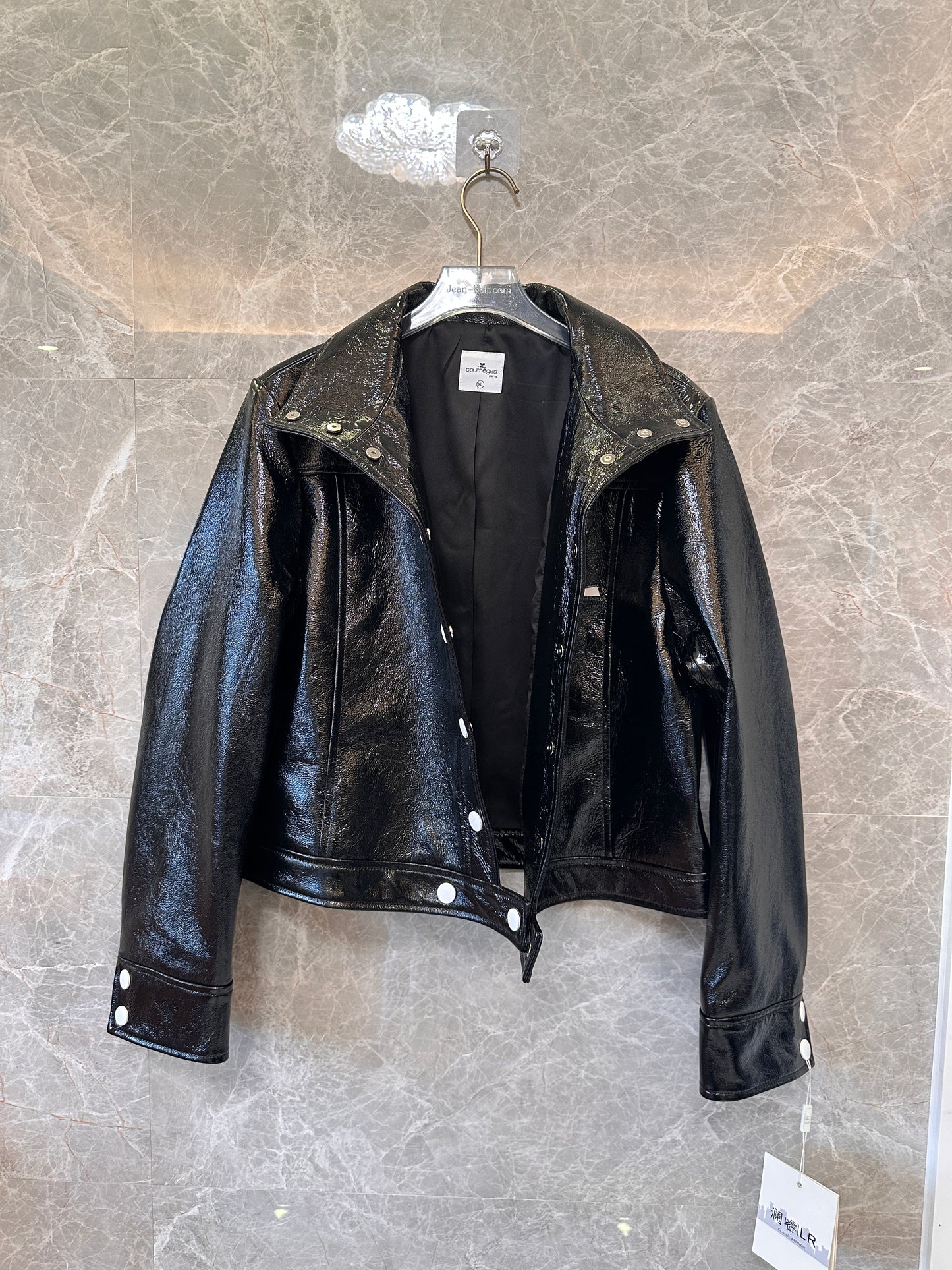 Chaqueta de charol negro de Courrèges: la emblemática chaqueta de moto brillante