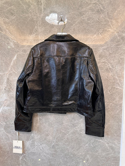 Chaqueta de charol negro de Courrèges: la emblemática chaqueta de moto brillante