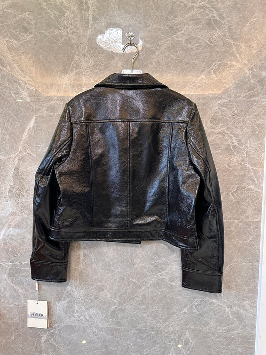 Chaqueta de charol negro de Courrèges: la emblemática chaqueta de moto brillante