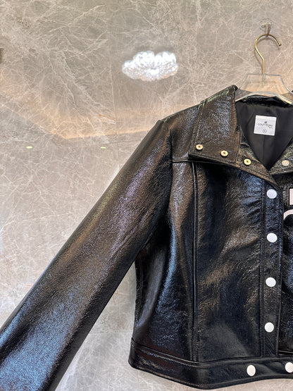 Chaqueta de charol negro de Courrèges: la emblemática chaqueta de moto brillante
