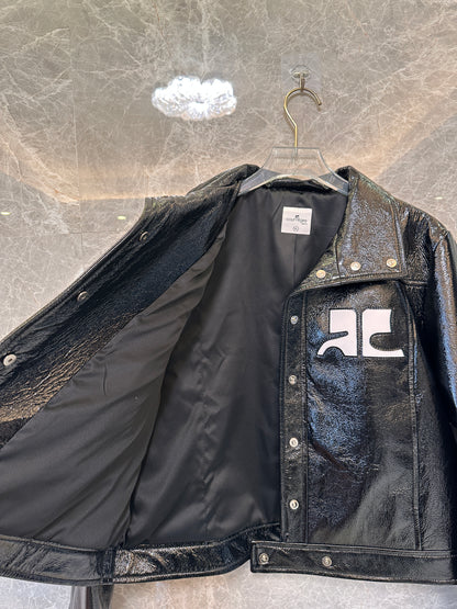 Chaqueta de charol negro de Courrèges: la emblemática chaqueta de moto brillante