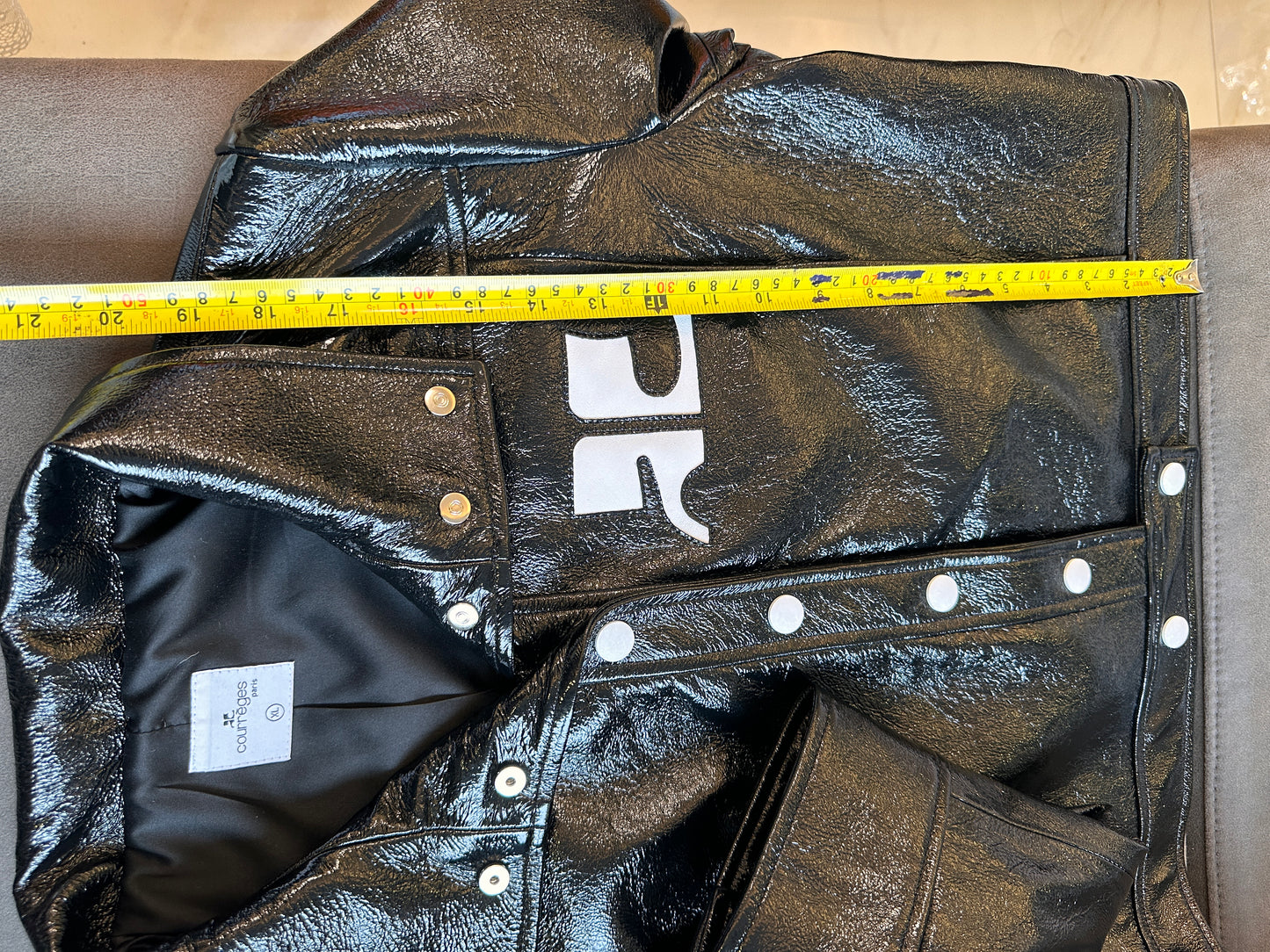 Chaqueta de charol negro de Courrèges: la emblemática chaqueta de moto brillante
