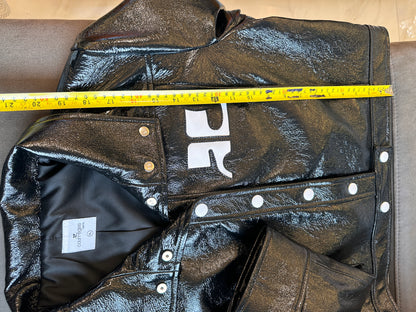 Chaqueta de charol negro de Courrèges: la emblemática chaqueta de moto brillante