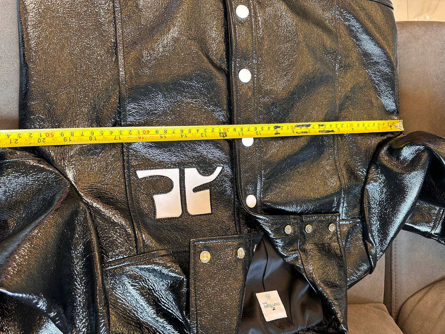 Chaqueta de charol negro de Courrèges: la emblemática chaqueta de moto brillante