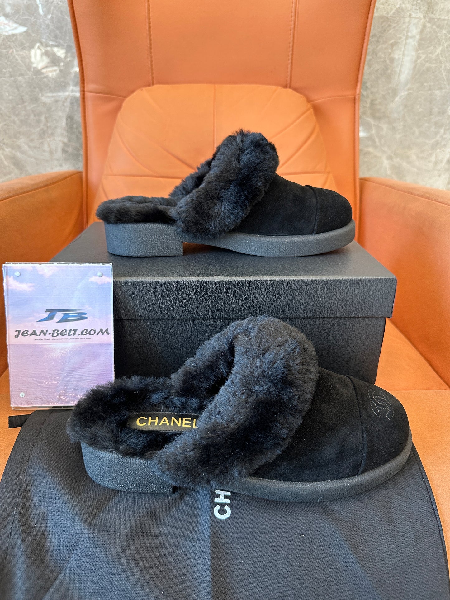 Chinelos Chanel em Camurça com Forro em Pele de Carneiro, Pretos