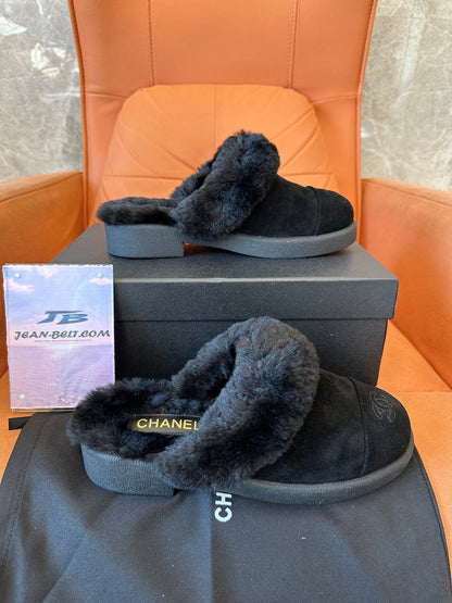 Chinelos Chanel em Camurça com Forro em Pele de Carneiro, Pretos