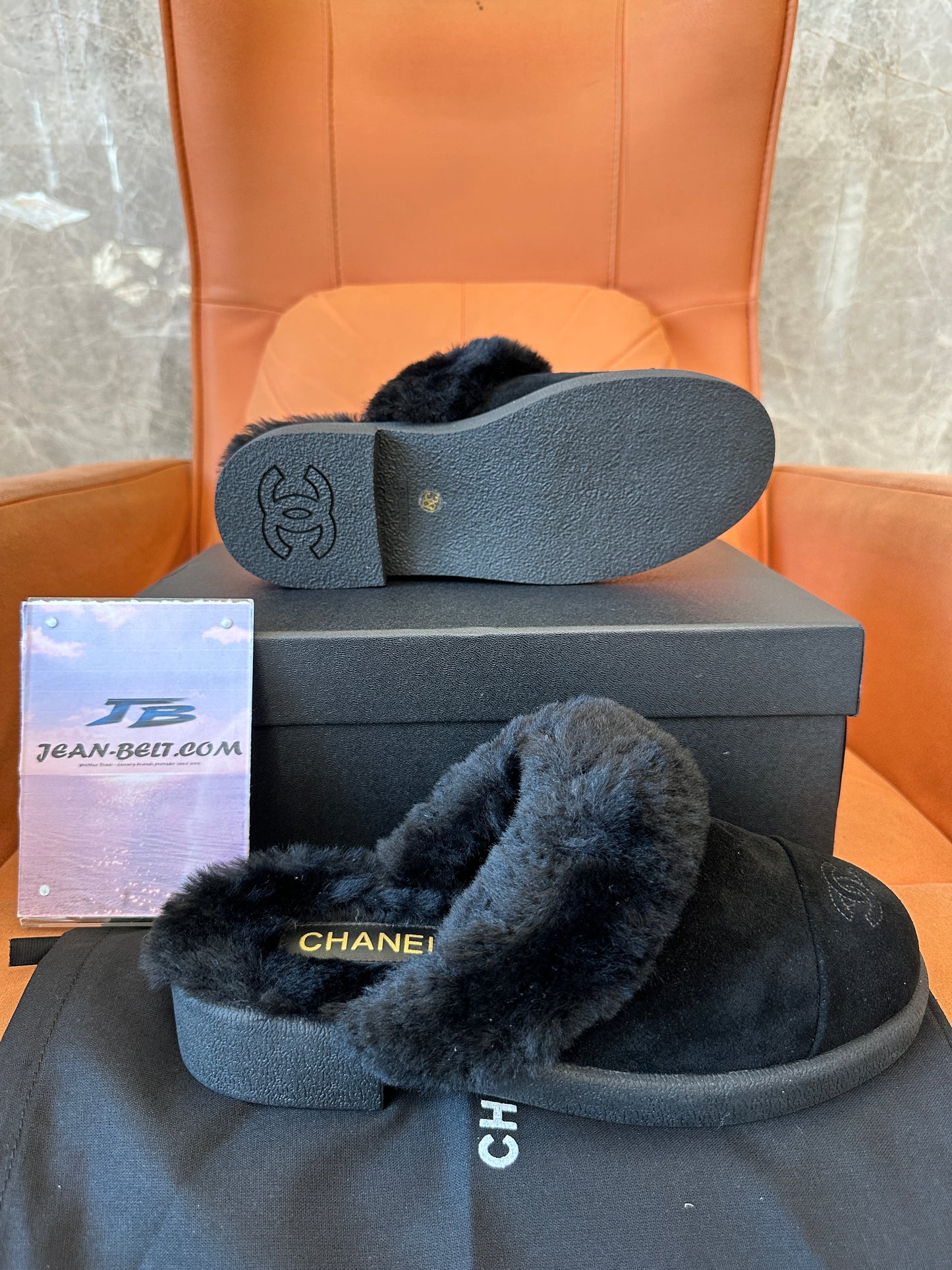 Chinelos Chanel em Camurça com Forro em Pele de Carneiro, Pretos