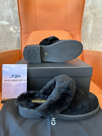 Chinelos Chanel em Camurça com Forro em Pele de Carneiro, Pretos