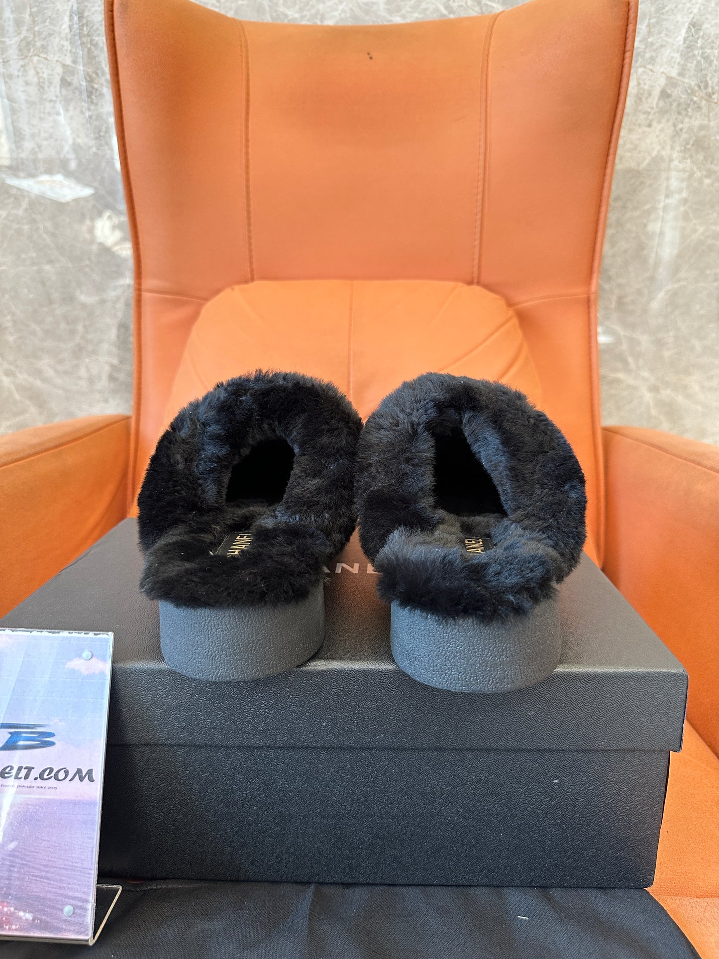 Chinelos Chanel em Camurça com Forro em Pele de Carneiro, Pretos