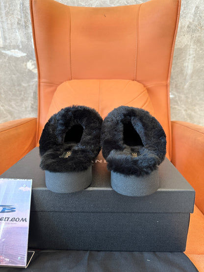 Chinelos Chanel em Camurça com Forro em Pele de Carneiro, Pretos