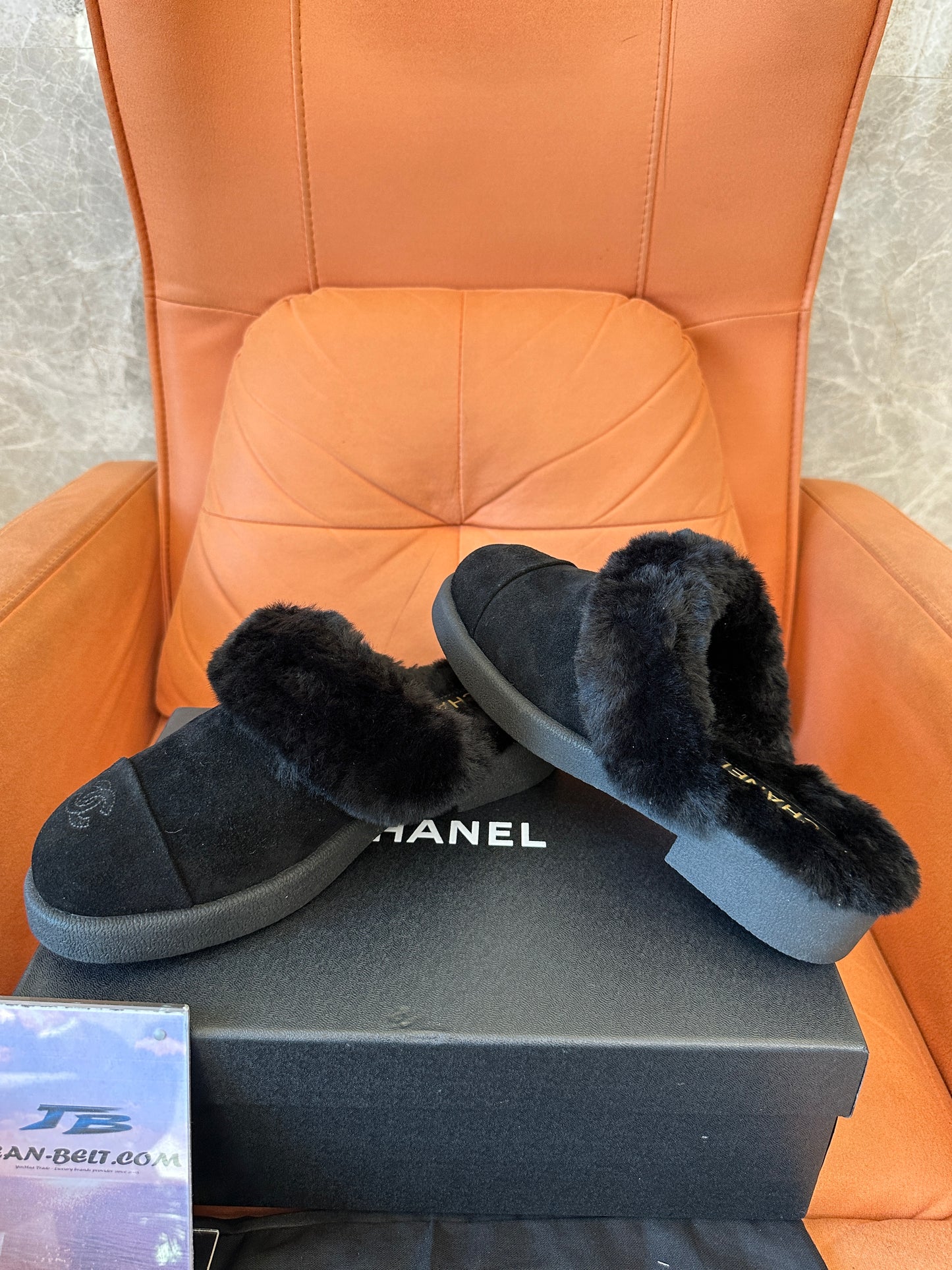 Chinelos Chanel em Camurça com Forro em Pele de Carneiro, Pretos