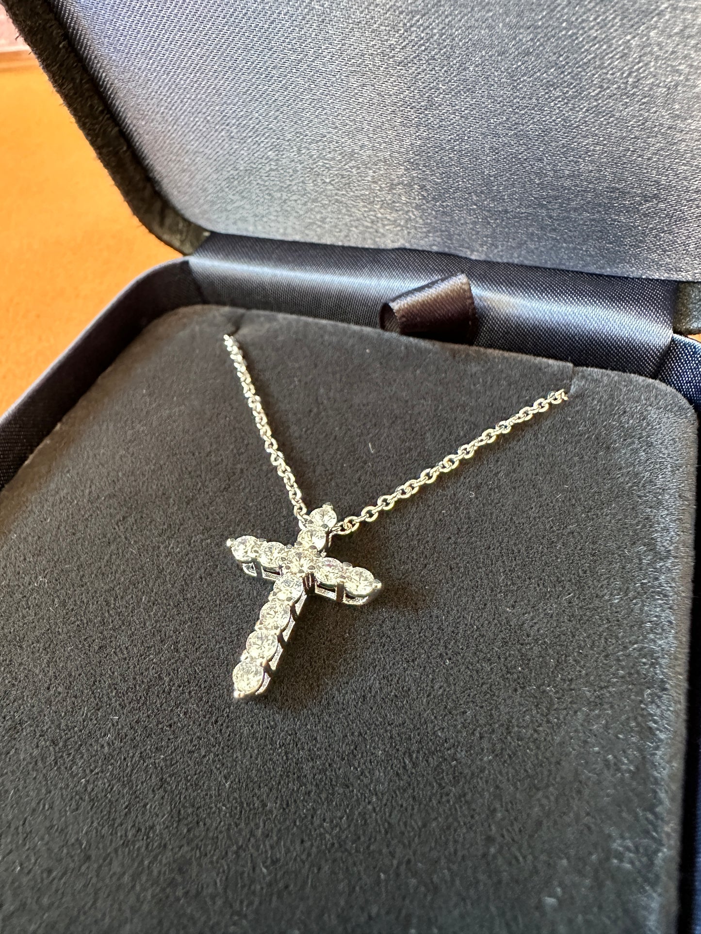 Colar Tiffany & Co. Cruz de Diamantes em Ouro Branco