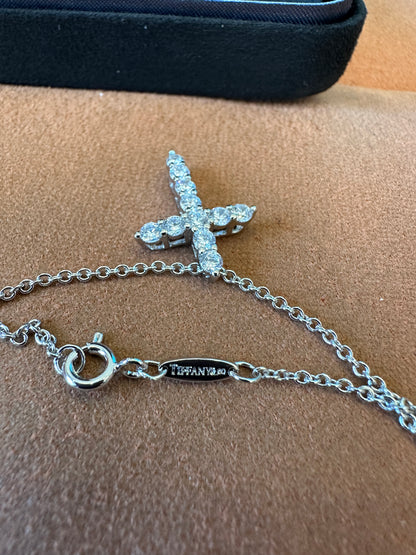 Colar Tiffany & Co. Cruz de Diamantes em Ouro Branco