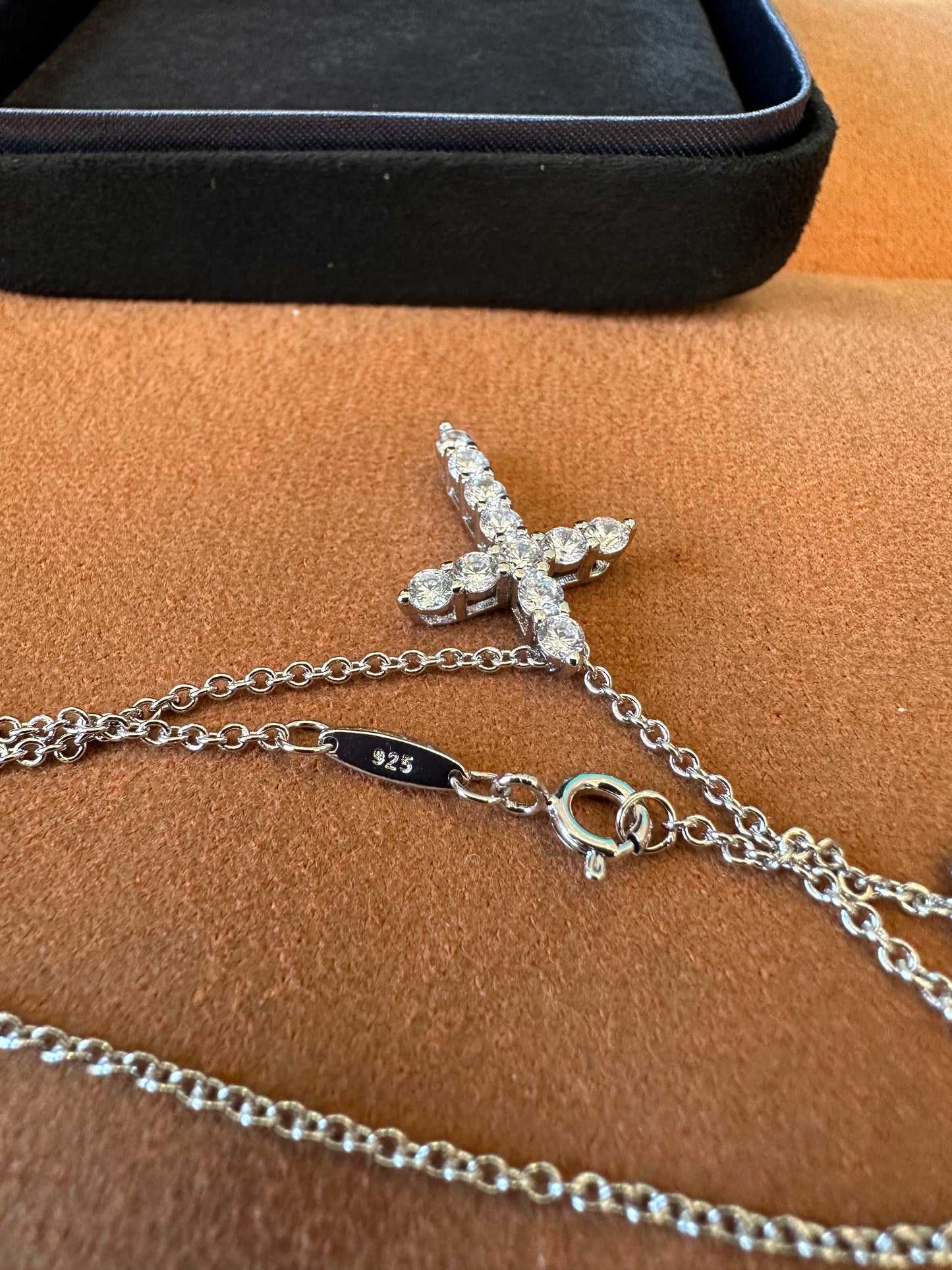Colar Tiffany & Co. Cruz de Diamantes em Ouro Branco