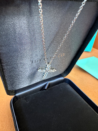 Colar Tiffany & Co. Cruz de Diamantes em Ouro Branco