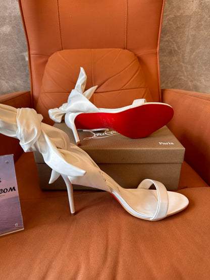 Christian Louboutin Sapatos de cetim com amarração de salto alto