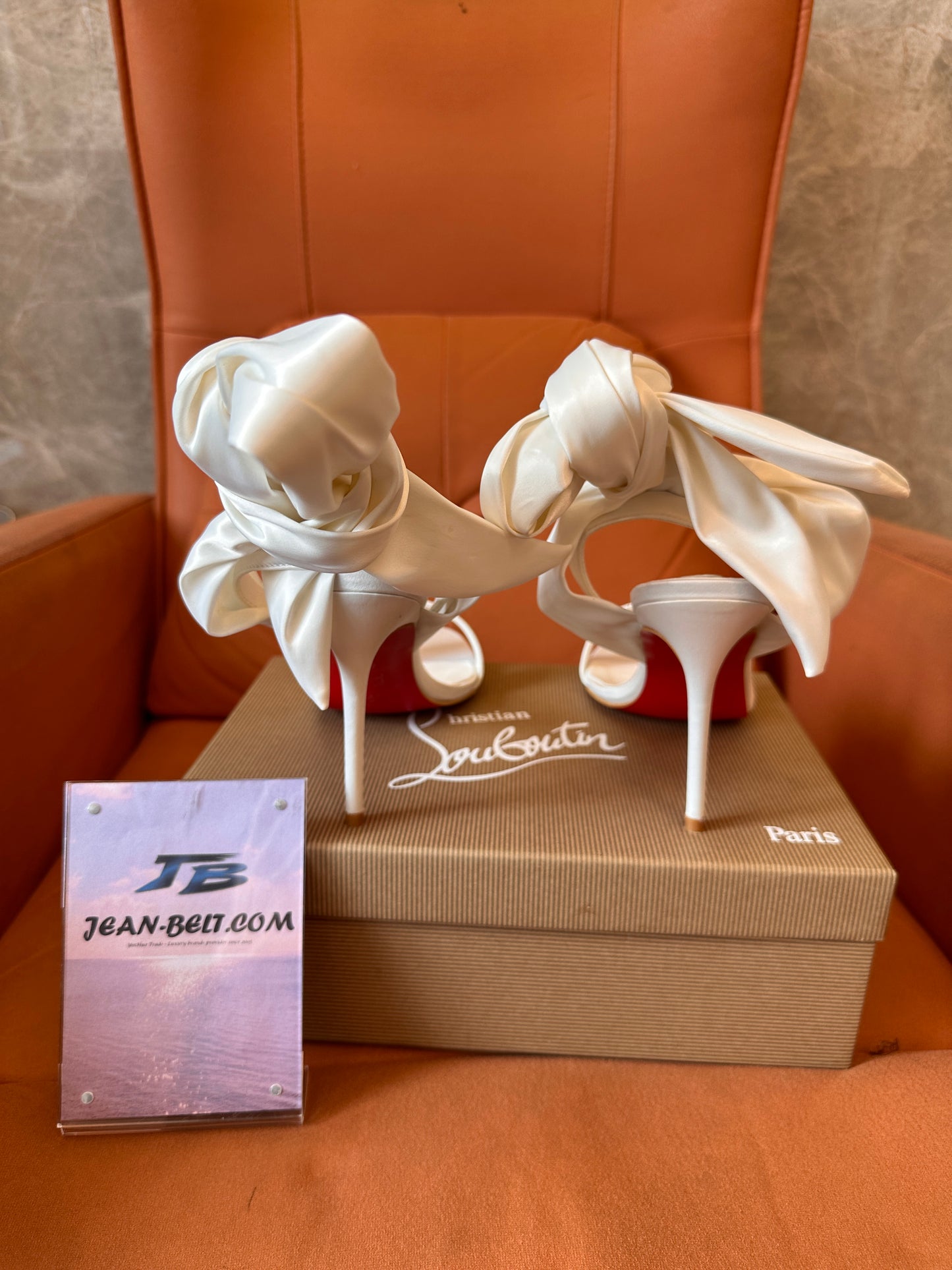 Christian Louboutin Sapatos de cetim com amarração de salto alto