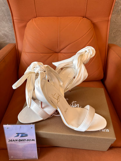 Christian Louboutin Sapatos de cetim com amarração de salto alto