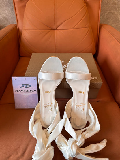 Christian Louboutin Sapatos de cetim com amarração de salto alto