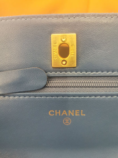 Carteira Chanel WOC com corrente, bolsa de mão AP1450 Jeans azul