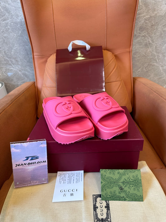 Chinelos de Borracha Gucci GG – Rosa Choque
