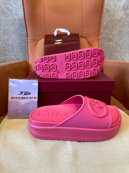 Chinelos de Borracha Gucci GG – Rosa Choque