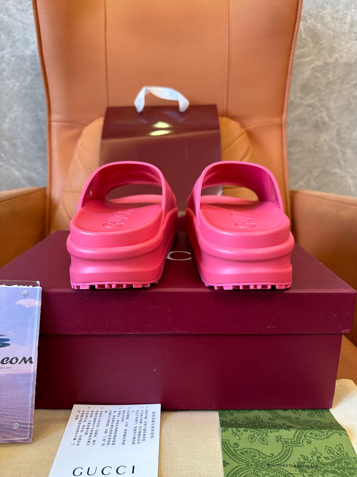 Chinelos de Borracha Gucci GG – Rosa Choque