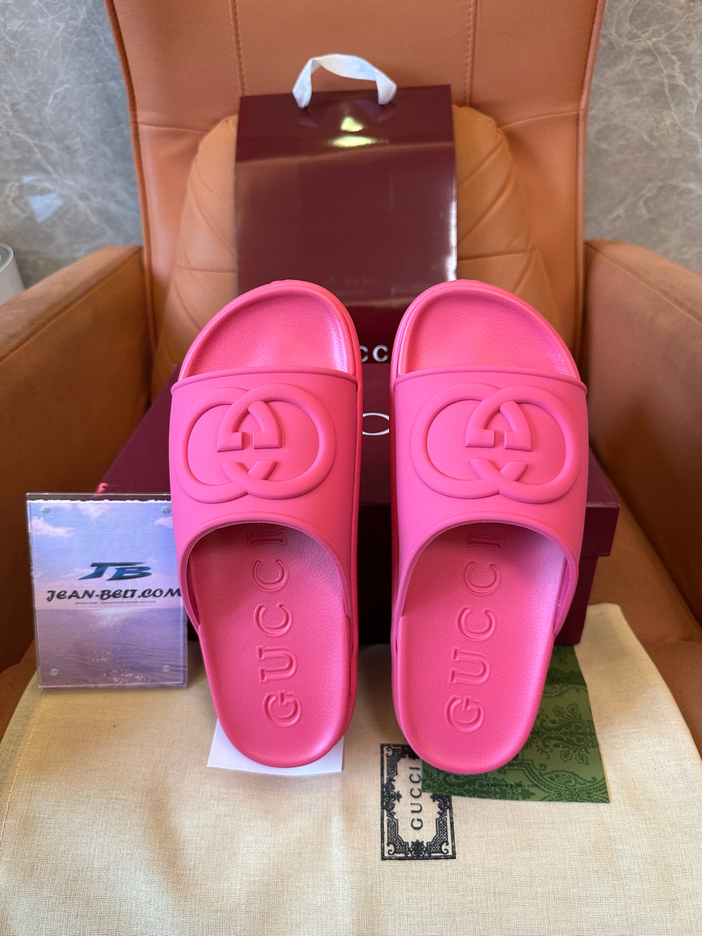 Chinelos de Borracha Gucci GG – Rosa Choque