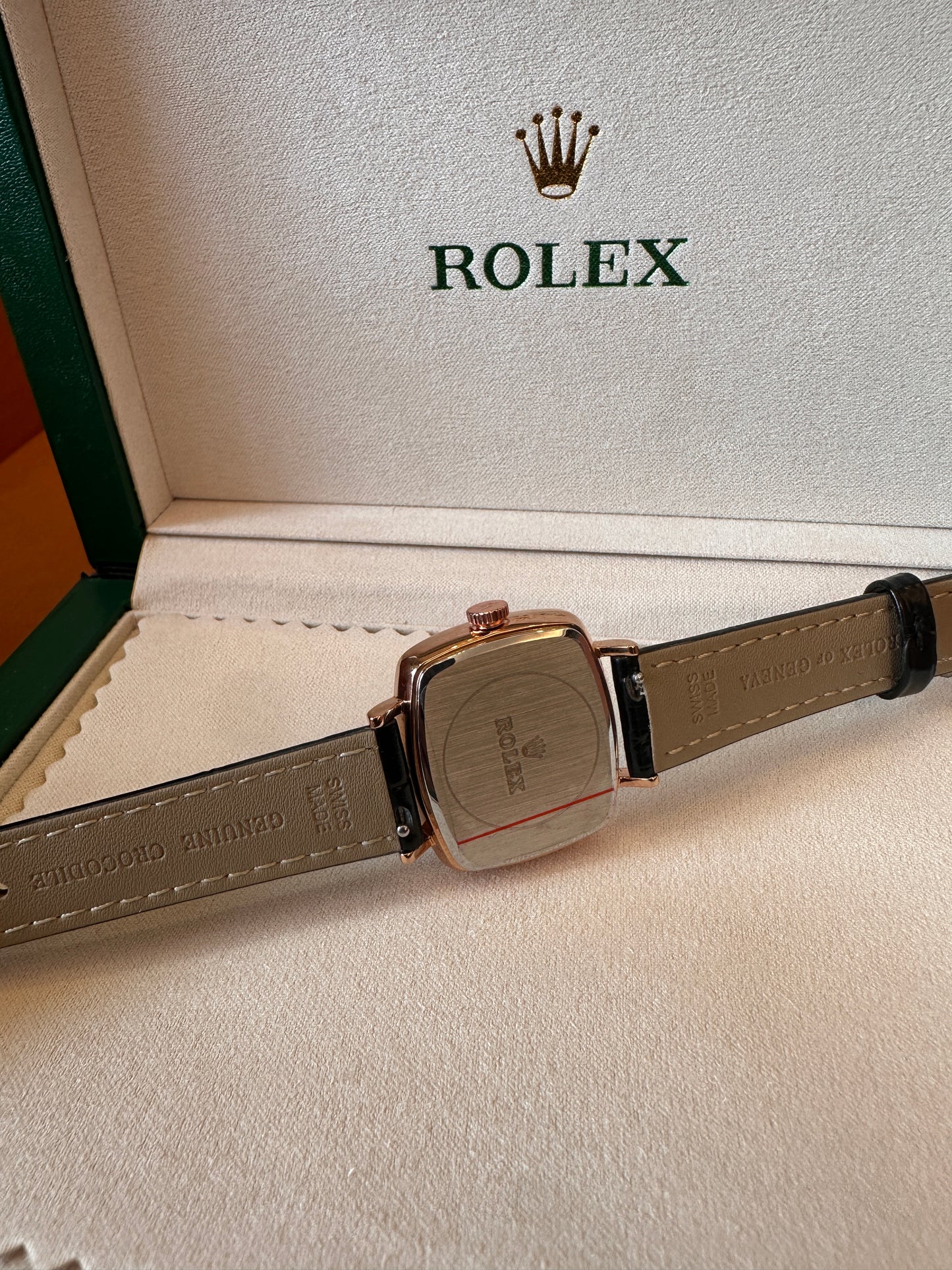 Reloj Rolex Cellini de oro rosa con bisel de diamantes