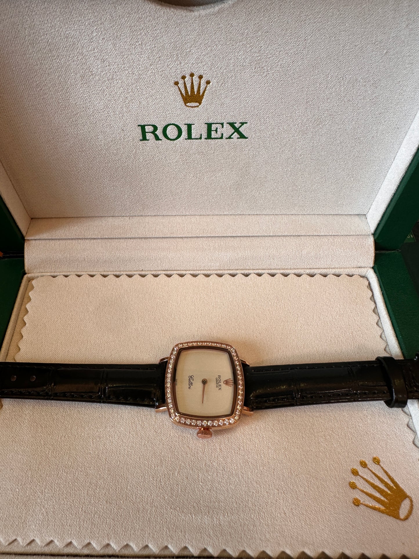 Reloj Rolex Cellini de oro rosa con bisel de diamantes